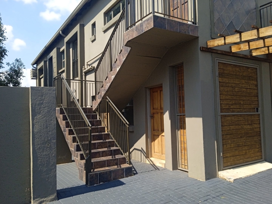 To Let 5 Bedroom Property for Rent in Xanadu North West